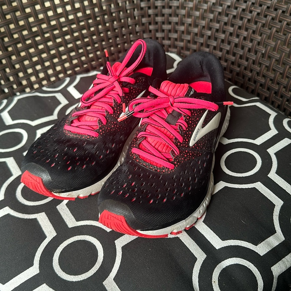 💕Brooks; Womens Size 7.5 ; Style: Glycerine Pink/black